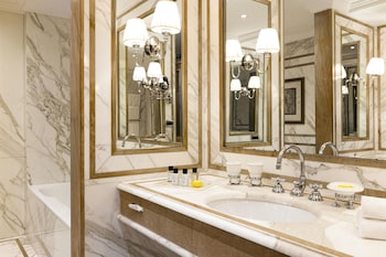 Suite, 1 King Bed, Rome View (Vista Suite, Spa/Club Lounge