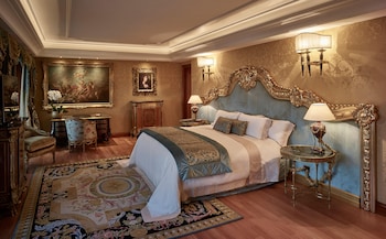 Signature Suite, 1 King Bed (Petronius Suite)