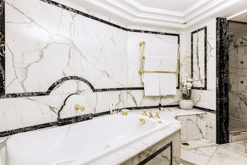 Suite, 1 King Bed (Alcove Suite, Spa/Club Lounge Access)