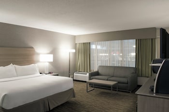 Standard Room, 1 King Bed, Pool View (Mid Floor)