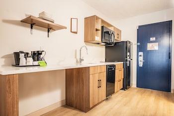 Studio, 1 King Bed, Non Smoking, Kitchenette