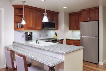 Suite, 2 Bedrooms, Accessible, Partial Ocean View (Hearing, Balcony, 2 Kings)