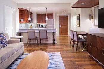 Suite, 2 Bedrooms, City View (1 King & 2 Doubles)