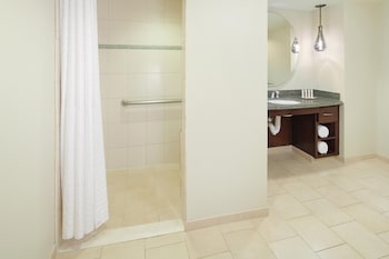 Suite, 1 Bedroom, Accessible, City View (Hearing, Roll-in Shower, 1 King)