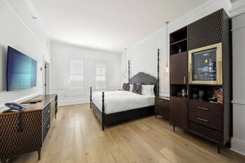 Deluxe Room, 1 King Bed with Sofa bed (1 King Bed Deluxe with Sofa Bed)