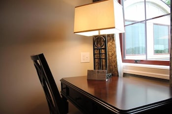 Deluxe Room, 1 King Bed, Refrigerator, City View