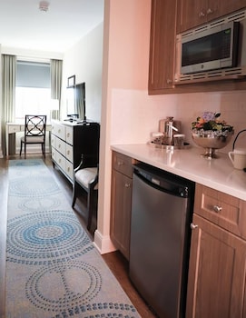 Deluxe Room, 1 King Bed, Refrigerator, City View