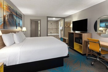 Studio Suite, 1 King Bed, Smoking