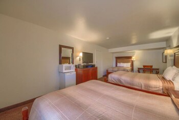 Standard Room, Smoking (3 Double Beds)