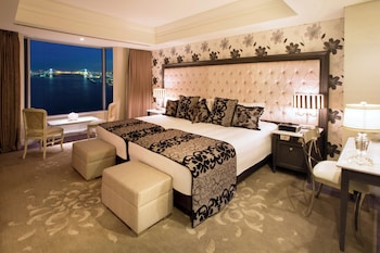 Suite, 1 Bedroom, Club Lounge Access, Bay View (Dining Area)