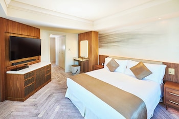 Junior Suite, 1 King Bed, River View (Mid Floor)