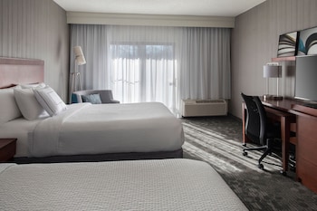 Room, 2 Queen Beds, Hearing Accessible, Courtyard View