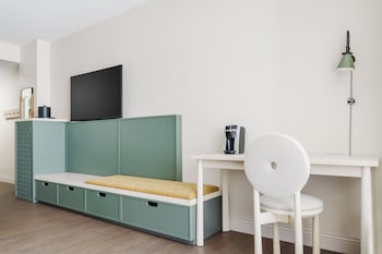 Room, Multiple Beds, Roll-in Shower, Non Smoking (Sunset View, Roll-In Shower)