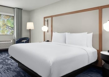 Room, 1 King Bed, Roll-in Shower