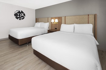 Room, 2 Queen Beds, Accessible Bathtub (Mobility)