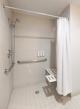Room, 2 Queen Beds, Roll-in Shower