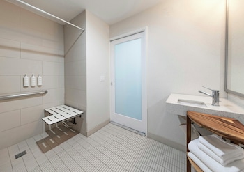 Room, 2 Queen Beds, Roll-in Shower