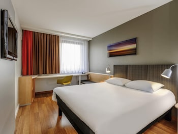Standard Room, 1 Queen Bed (The Remembering)