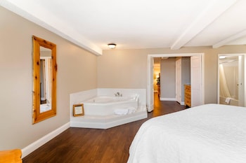 Suite, 1 King Bed, Non Smoking, Jetted Tub