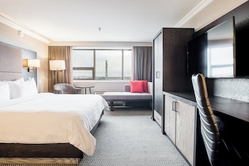 Junior Suite, 1 King Bed, Jetted Tub (High Floor)