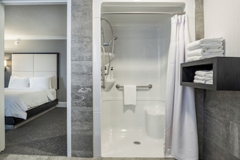 Standard Room, 2 Queen Beds, Roll-in Shower (Mobility Accessible)