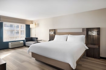 Suite, 1 King Bed, Pool View