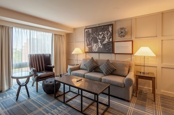Suite (Deans)