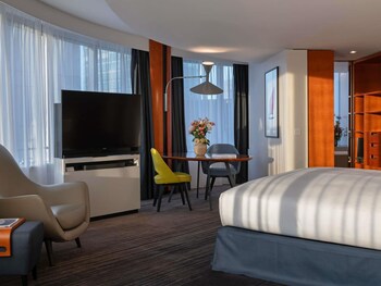 Junior Suite, 1 King Bed (Large Work Space)