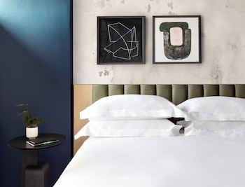 Room (Essential)