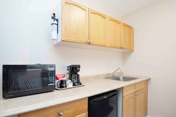 Standard Room, 1 Queen Bed, Kitchenette