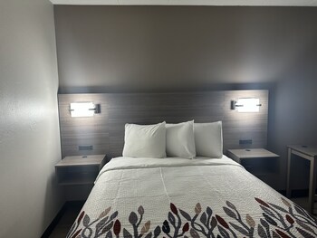 Superior Room, 1 Queen Bed, Accessible, Non Smoking (Roll-In Shower)