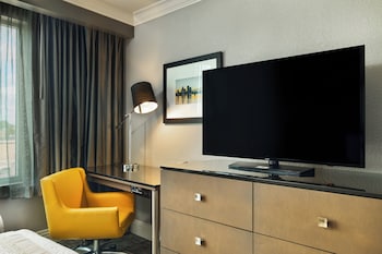 Standard Room, 1 Queen Bed, Roll-in Shower, Non Smoking