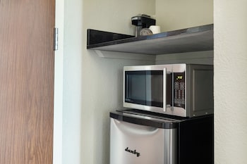 Standard Room, 1 Queen Bed, Roll-in Shower, Non Smoking
