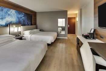 Club Room, 2 Queen Beds, Non Smoking