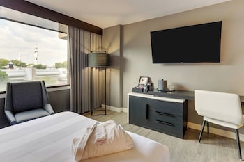 Club Room, 2 Queen Beds, Non Smoking