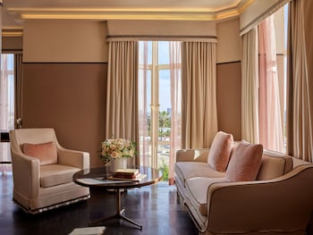Deluxe King Suite