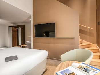 Deluxe Suite 1 Queen Bed, 2 Bunk Beds