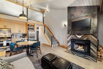 Deluxe Condo, 1 Bedroom Loft (3 Queen)