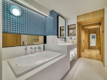 Suite, 1 Bedroom, Balcony, Courtyard View