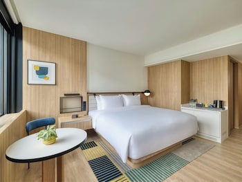 Deluxe Room, 1 King Bed, Accessible