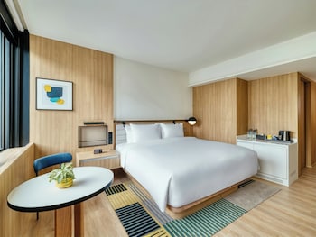 Deluxe Room, 1 King Bed, Accessible
