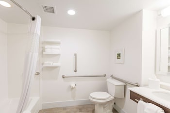 1 Queen Bed with Accessible Tub- ADA
