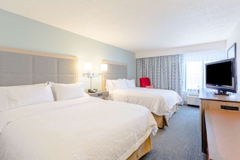 2 Queen Beds with Recliner