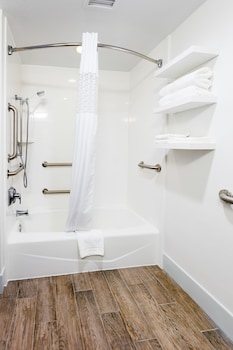 1 King Bed with Accessible Tub - ADA
