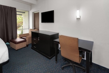 Deluxe Studio Suite, 1 King Bed, Non Smoking