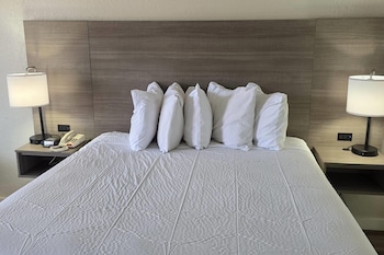 Standard Room, 1 Queen Bed