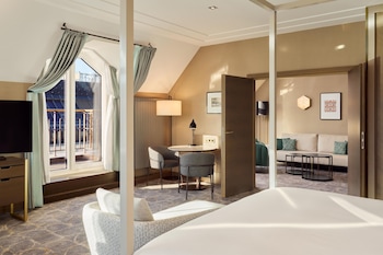 Suite, 1 King Bed, Balcony, Corner
