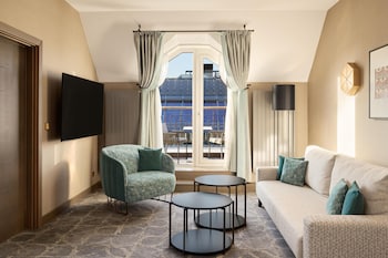Suite, 1 King Bed, Balcony, Corner
