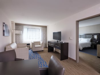 Suite, 1 King Bed, Accessible Bathtub (Comms Mobl Accss)