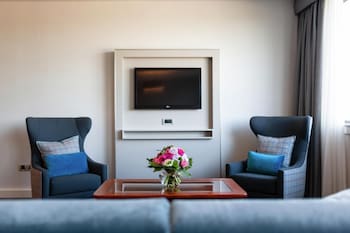 Family Room, 1 King Bed with Sofa bed (Deluxe)